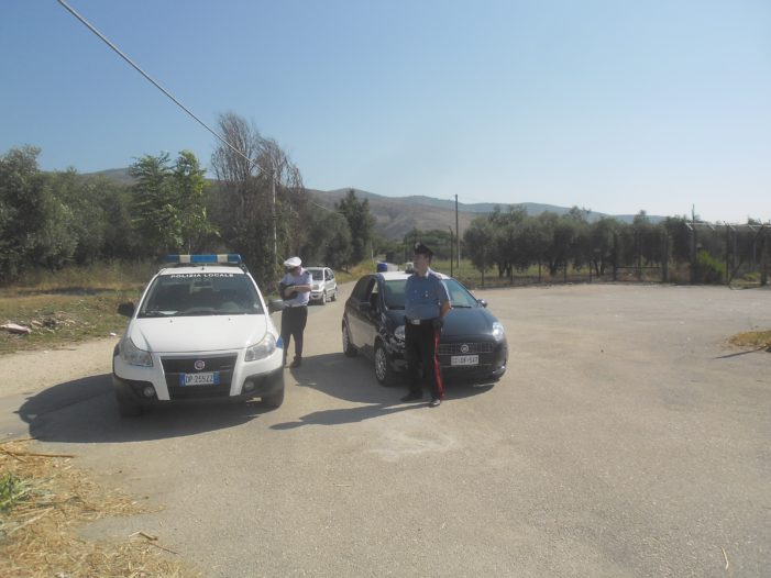 Blitz dei carabinieri e dei vigili urbani in località Tuoro (piazzale del campo sportivo): pali bruciati che stanno per crollare, immondizia varia, materiale edilizio che potrebbe contenere amianto, in uno scenario di totale abbandono – Intanto il sindaco Giorgio Magliocca e Pietro Ricciardi (“Pignataro Patrimonio srl”) sono impegnati a scambiarsi i “mi piace” su facebook