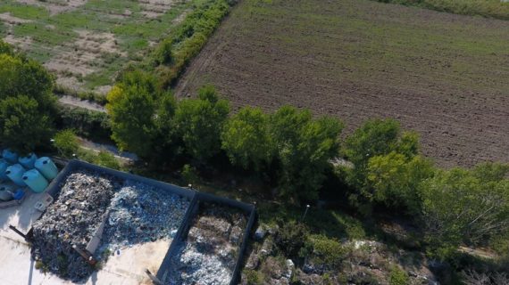 “Ilside srl”, la spazzatura bruciata è ormai ricoperta dalla vegetazione a poca distanza dal Volturno (Guarda le foto)