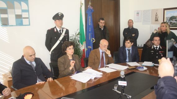 Inchiesta sugli appalti: la Procura della Repubblica aveva chiesto anche l’arresto (respinto dal Gip) per l’assessore Giovanna Falco. La delegata all’istruzione è indagata insieme ad altre tre persone. Gravi le accuse al sindaco, al suo vice e all’ex ambientalista Criscione – Guarda il video