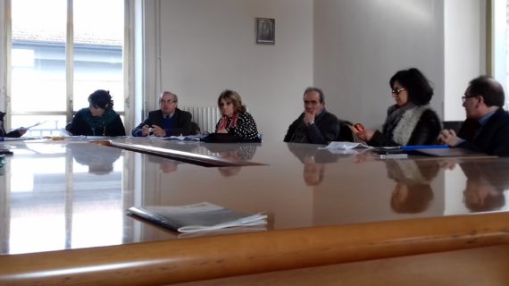 Ecco il video-audio dell’ultima seduta del Consiglio comunale finita tra zuffe, accuse al “vetriolo”, l’arrivo dei carabinieri che hanno fatto sgombrare l’aula consiliare, e con il pubblico “cacciato” fuori dal Presidente Di Lillo