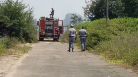 Incendio nell’area ex Pozzi: sul posto anche la squadra speciale Nbcr per spegnere le fiamme che si sono propagate. I miasmi arrivano a Calvi Risorta e a Sparanise. Intanto l’opposizione calena attacca: “Non c’è la presenza del sindaco sul territorio”