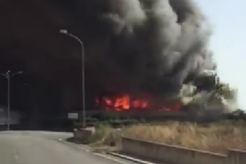 Pastorano: una nube tossica avvolge ancora una volta l’Agro Caleno. In fiamme il deposito di elettrodomestici Expert