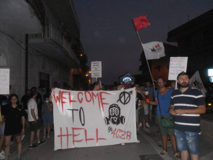 Disastro Ilside, si è svolto con successo il corteo per le strade di Bellona – dura sconfitta politica per il sindaco Filippo Abbate che si è unito alla manifestazione dopo che era fallito il suo maldestro tentativo di boicottarla