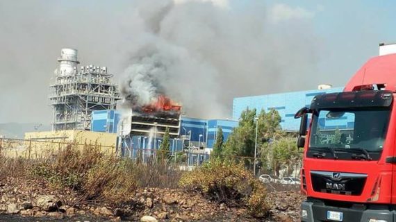 L’Agro caleno continua a bruciare: in fiamme anche la centrale a turbogas di Sparanise. Intanto i cittadini in massa al Comune di Bellona per chiedere risposte al primo cittadino in merito alla bonifica dell’Ilside