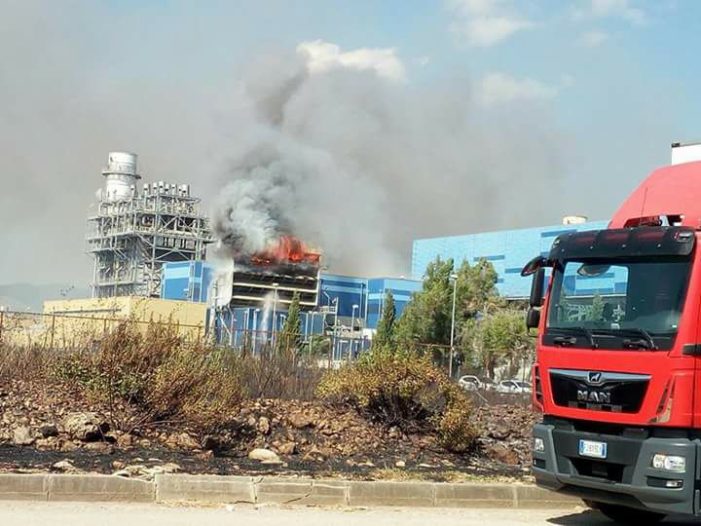 L’Agro caleno continua a bruciare: in fiamme anche la centrale a turbogas di Sparanise. Intanto i cittadini in massa al Comune di Bellona per chiedere risposte al primo cittadino in merito alla bonifica dell’Ilside