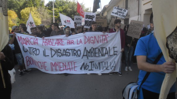 Successo per la mobilitazione contro il disastro ambientale e per le bonifiche: a Calvi Risorta la marcia popolare con l’assalto al castello aragonese  e il blocco della statale Casilina e dell’autostrada – Lo scrittore Salvatore Minieri: “gli ambientalisti tutelano i vostri figli dai tumori”