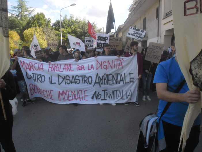 Successo per la mobilitazione contro il disastro ambientale e per le bonifiche: a Calvi Risorta la marcia popolare con l’assalto al castello aragonese  e il blocco della statale Casilina e dell’autostrada – Lo scrittore Salvatore Minieri: “gli ambientalisti tutelano i vostri figli dai tumori”