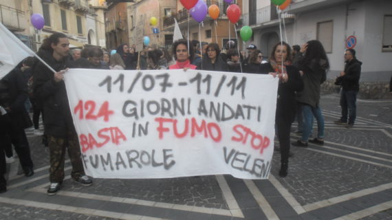 Povera Bellona, povera Italia: nessun uomo degli apparati dello Stato ha mai controllato per anni che cosa si accumulasse all’Ilside fino all’incendio annunciato, ma se si organizza un corteo ambientalista (come l’11 novembre 2017) scatta l’allarme planetario e arrivano i reparti anti-sommossa