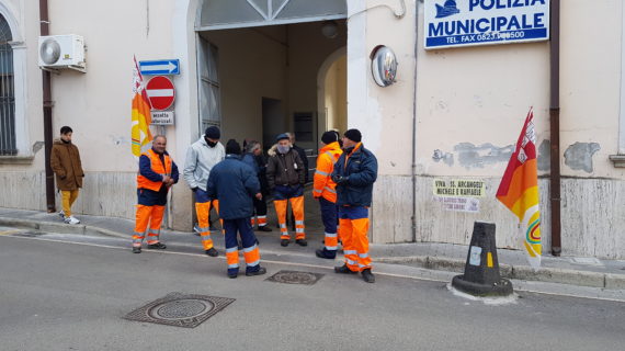 Vitulazio, protesta degli operatori ecologici davanti al Comune. I lavoratori e i sindacati hanno incontrato il commissario prefettizio. Russo: “Risolvere l’aspetto retributivo” (guarda i video delle interviste e le foto)