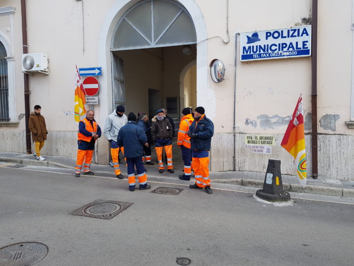 Vitulazio, protesta degli operatori ecologici davanti al Comune. I lavoratori e i sindacati hanno incontrato il commissario prefettizio. Russo: “Risolvere l’aspetto retributivo” (guarda i video delle interviste e le foto)