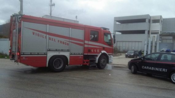 Ilside, ancora tre piccoli focolai nel sito: a bruciare dei documenti nei pressi dei rifiuti non combusti. Sul posto i vigili del fuoco e i carabinieri (guarda il video)