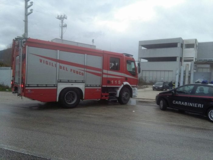 Ilside, ancora tre piccoli focolai nel sito: a bruciare dei documenti nei pressi dei rifiuti non combusti. Sul posto i vigili del fuoco e i carabinieri (guarda il video)