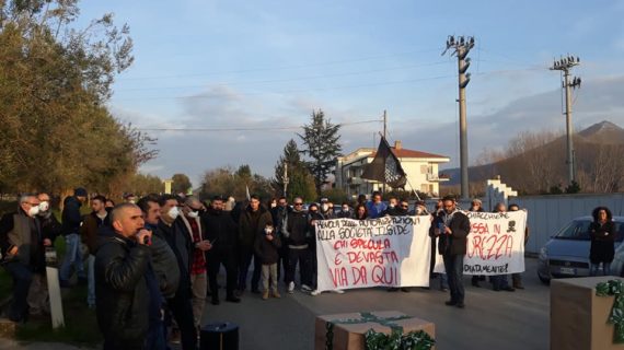 Ilside, i manifestanti bloccano il ponte Annibale e lanciano un segnale alle istituzioni. Il Comitato consegnerà un dossier alla Procura della Repubblica mentre il Prefetto esprime la solidarietà ai cittadini