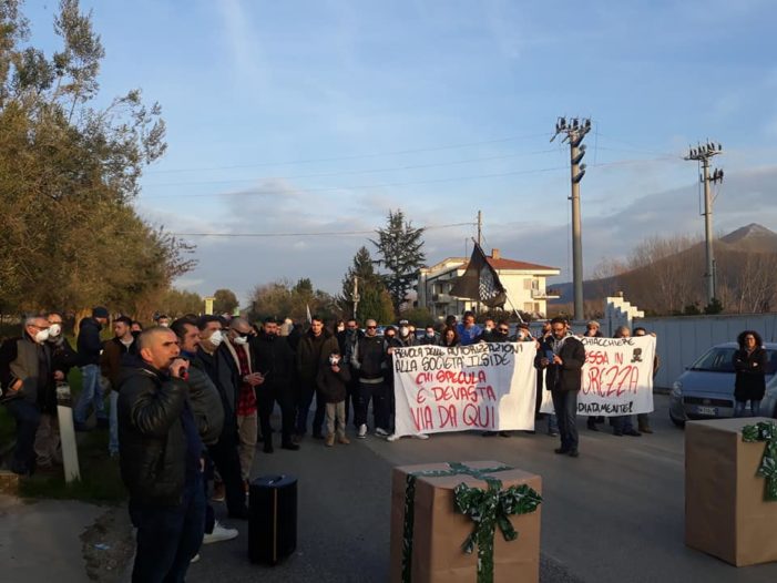 Ilside, i manifestanti bloccano il ponte Annibale e lanciano un segnale alle istituzioni. Il Comitato consegnerà un dossier alla Procura della Repubblica mentre il Prefetto esprime la solidarietà ai cittadini