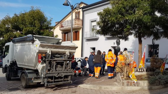 Agitazione dei netturbini caleni, la Flaica Cub conferma lo sciopero di domani con il blocco della raccolta