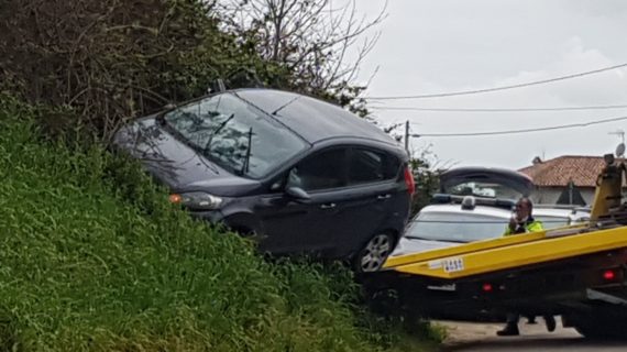 Strano incidente sulla provinciale, auto si “arrampica” sulla scarpata e resta incastrata