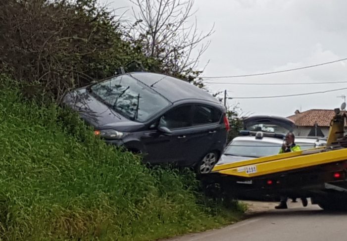 Strano incidente sulla provinciale, auto si “arrampica” sulla scarpata e resta incastrata