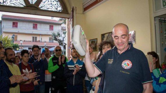 Dopo cinque casi di arresti cardio-circolatori improvvisi avvenuti in città, arriva il primo defibrillatore pubblico in Piazza Riccardo II. Lodevole iniziativa dell’Associazione “Angeli del Sorriso”