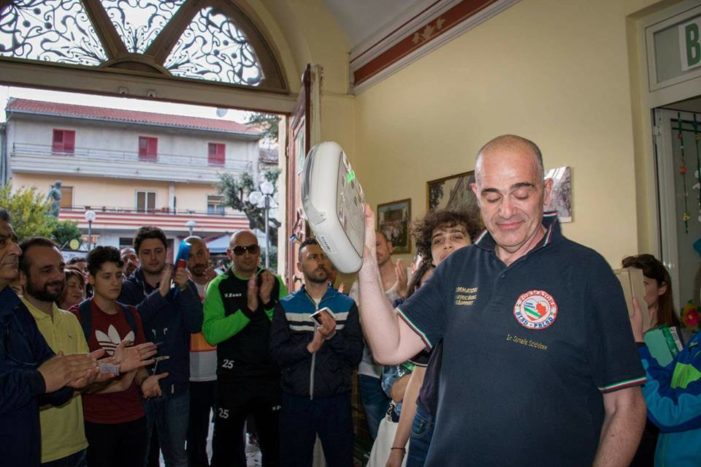 Dopo cinque casi di arresti cardio-circolatori improvvisi avvenuti in città, arriva il primo defibrillatore pubblico in Piazza Riccardo II. Lodevole iniziativa dell’Associazione “Angeli del Sorriso”