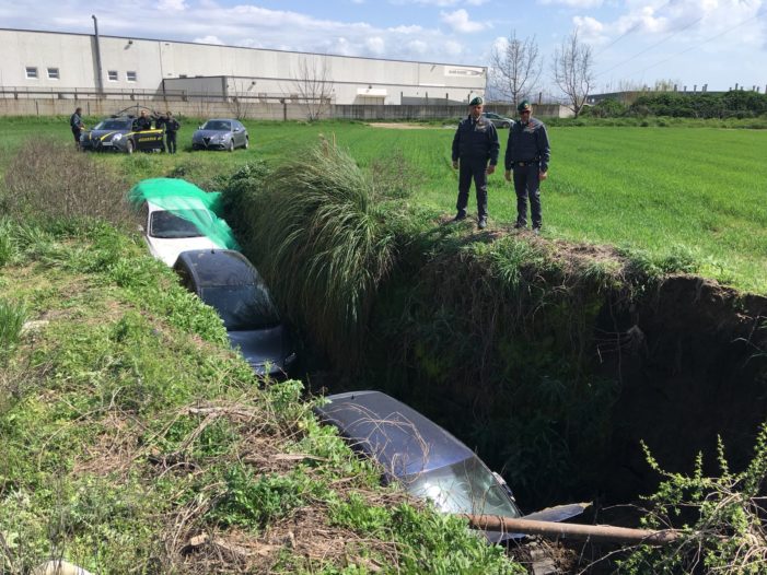 Rinvenute 3 automobili rubate in un campo agricolo a Gricignano d’Aversa/il video