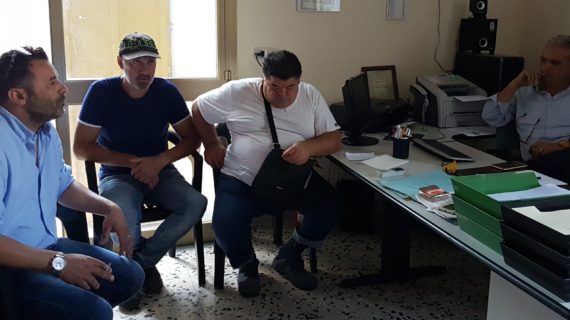 Assemblea sindacale per contestare il licenziamento di un operatore ecologico, il Sindaco Russo incontra gli operai del servizio comunale della nettezza urbana ed il Sindacalista Guarino della Flaica Cub ( il video)