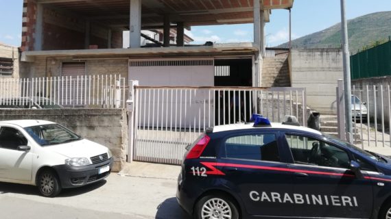 Blitz dei Carabinieri di Vitulazio e del Nucleo Operativo Ecologico in un’officina meccanica totalmente abusiva “scoperta” nel centro cittadino di Bellona, oltre al sequestro dell’area interessata da rifiuti “speciali” è scattata anche la denuncia per il titolare