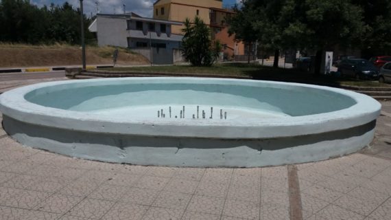 Bellona, “l’anonimo imbianchino” colpisce ancora: ripulita la fontana di piazza don Milani (le foto)