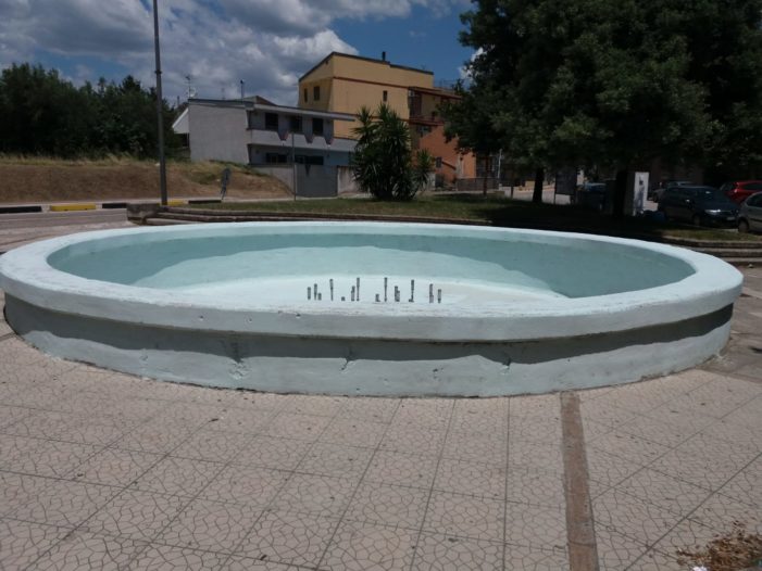 Bellona, “l’anonimo imbianchino” colpisce ancora: ripulita la fontana di piazza don Milani (le foto)