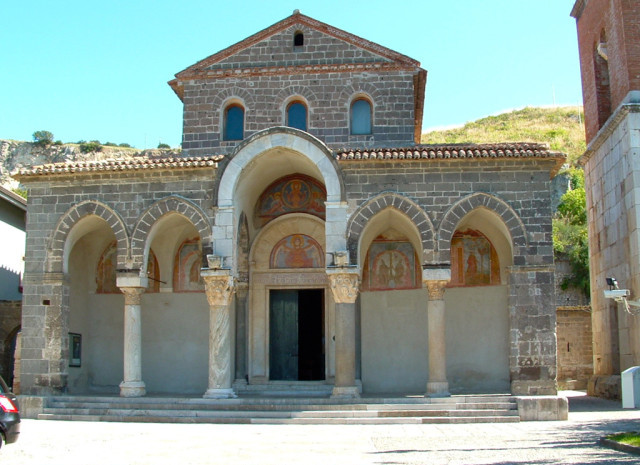 Sequestrato “Arco di Diana” antistante l’Abbazia di Sant’Angelo in Formis