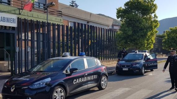 Perseguita l’ex ragazza bellonese, danneggia l’auto dell’ex suocera e minaccia il nuovo fidanzato dell’ex con pistola giocattolo e mazza da baseball, i Carabinieri lo arrestano e lo spediscono in carcere