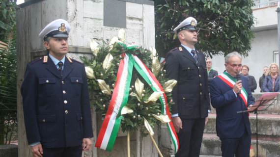 Celebrazione dell’Unità Nazionale e delle Forze Armante, una toccante cerimonia ai piedi del Monumento ai Caduti di Piazza Riccardo II