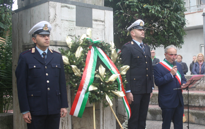 Celebrazione dell’Unità Nazionale e delle Forze Armante, una toccante cerimonia ai piedi del Monumento ai Caduti di Piazza Riccardo II