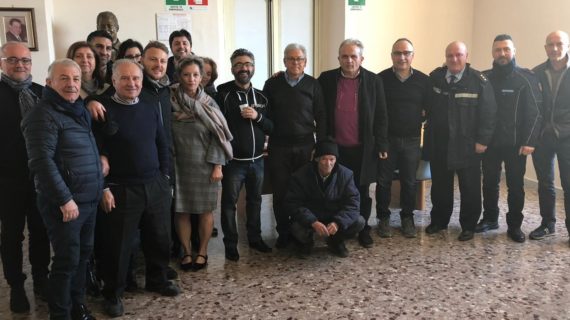 Va in pensione lo storico geometra comunale Salvatore Romano. Festa di ‘commiato’ con tutti i colleghi del Municipio ed il Sindaco Russo