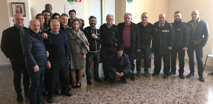 Va in pensione lo storico geometra comunale Salvatore Romano. Festa di ‘commiato’ con tutti i colleghi del Municipio ed il Sindaco Russo