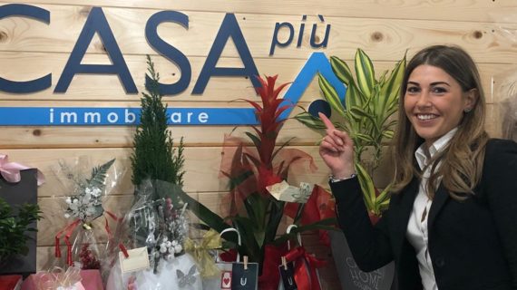 La giovane Luisa Pezzulo inaugura la sua agenzia immobiliare in viale Kennedy a Vitulazio alla presenza del Presidente Provinciale FIAIP