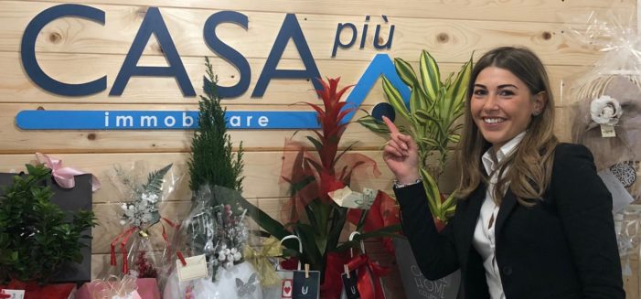 La giovane Luisa Pezzulo inaugura la sua agenzia immobiliare in viale Kennedy a Vitulazio alla presenza del Presidente Provinciale FIAIP