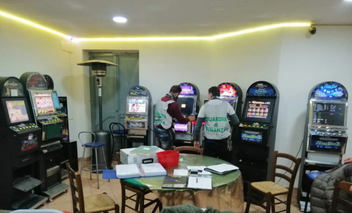 Sequestrata una sala giochi abusiva con slot non collegate ai sistemi dei Monopoli