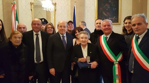 Il Prefetto consegna una Medaglia d’Onore in “ricordo” del vitulatino Zacchia e conferita dal Capo dello Stato per il “Giorno della Memoria”