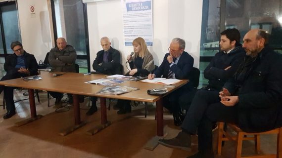 Tante le personalità presenti all’incontro su “Legalità e Democrazia” organizzato dall’Amministrazione comunale di Vitulazio (guarda il video dell’evento)