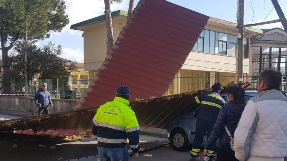 Tetti distrutti e volati in strada ed alberi buttati a terra, le violente raffiche di vento causano ingenti danni alla comunità vitulatina