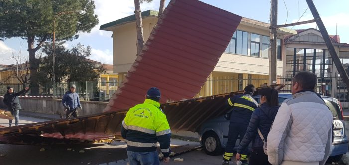 Tetti distrutti e volati in strada ed alberi buttati a terra, le violente raffiche di vento causano ingenti danni alla comunità vitulatina