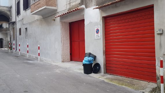 Spuntano sei paletti (dissuasori per la sosta) nel “trafficatissimo” vico Sant’Alfonso ed è polemica