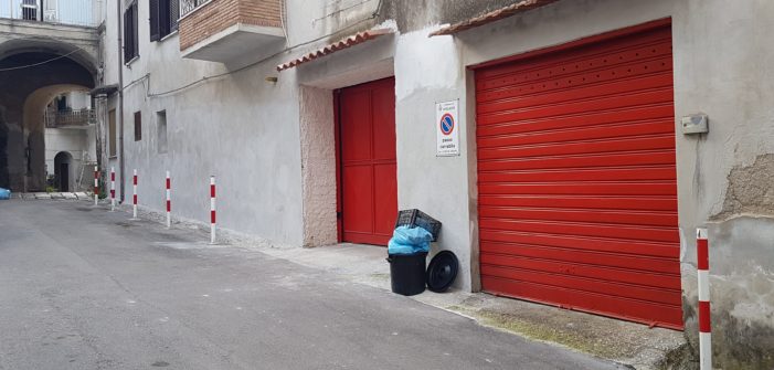 Spuntano sei paletti (dissuasori per la sosta) nel “trafficatissimo” vico Sant’Alfonso ed è polemica