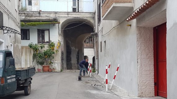 Tempestivo blitz dei Vigili Urbani in vico Sant’Alfonso, l’operaio del comune rimuove alcuni paletti