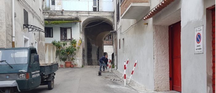 Tempestivo blitz dei Vigili Urbani in vico Sant’Alfonso, l’operaio del comune rimuove alcuni paletti