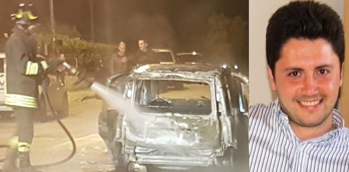 Incendiata l’auto dell’Assessore Di Gaetano. Le fiamme distruggono la sua Panda e la pista seguita dagli investigatori è quella dolosa (video)