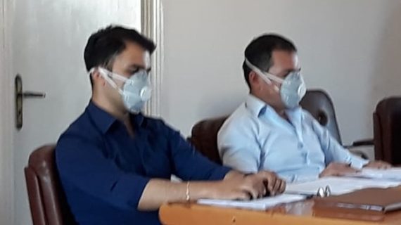 Scialdone e Cammuso partecipano al Consiglio Comunale con al volto una “mascherina” e per protestare fanno anche “scena muta” (Video)