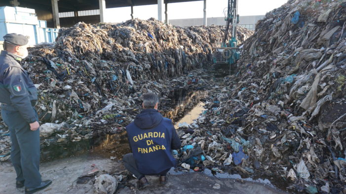 Seppelliscono tonnellate di rifiuti sotto il piazzale della propria azienda: arrestati in 2