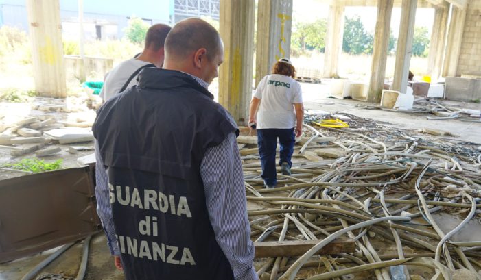 Tonnellate di rifiuti seppelliti illegalmente: la Guardia di Finanza sequestra il sito della Lea