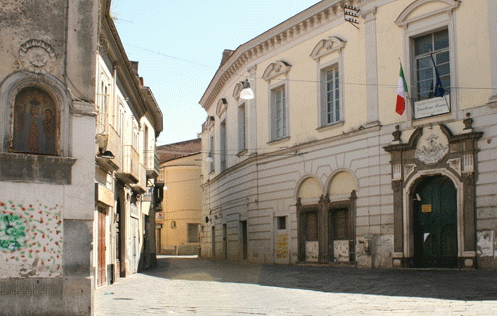 Schiaffi, pugni e spintoni ai danni degli alunni: nei guai un educatore del convitto “Bruno” di Maddaloni